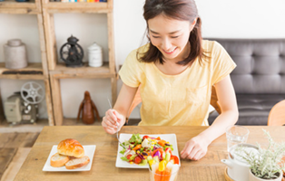 食事をする女性